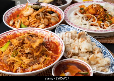 Chinesisches Essen, chinesisches Essen, Nudeln mit schwarzer Bohnensauce mit Hackfleisch, Rinderpilz, süß-saures Schweinefleisch, chinesische Garnelen, Garnelen, frittiertes Schweinefleisch Stockfoto