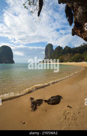 Eine kleine Welle bricht sanft am Ufer des Phra Nang Strandes in Railay, Thailand, Asien Stockfoto