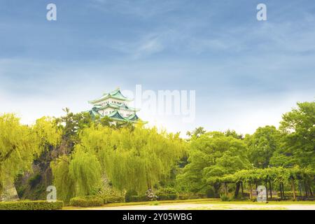 Einen schönen blauen Himmel Tag über Nagoya Castle Festung über einer grünen Baumgrenze in Japan Stockfoto