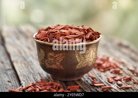 Rote Sandelholzchips in einer Schüssel auf einem Tisch, Nahaufnahme Stockfoto