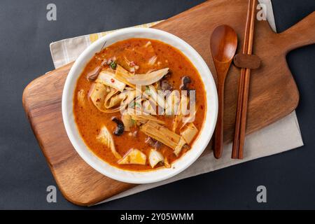 Malatang, mala xiang guo, Kanpung Auberginen, Chinesisch, Chinesisch, mala-Duft, Essen, Fleisch, Mahlzeit, Reis, Abendessen, Gericht, Teller, Küche, Rindfleisch, Huhn, po Stockfoto