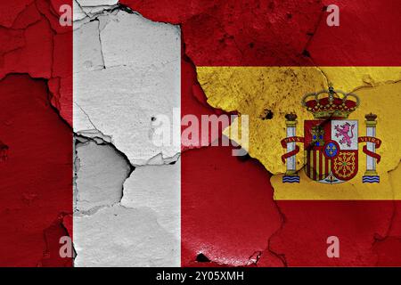 Flaggen von Peru und Spanien auf gerissene Wand gemalt Stockfoto