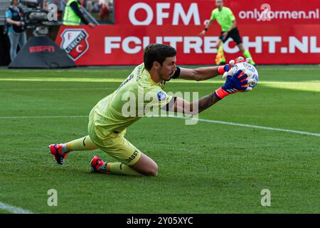 Utrecht, Niederlande. September 2024. UTRECHT, NIEDERLANDE - 1. SEPTEMBER: Torhüter Vasilis Barkas vom FC Utrecht sichert sich beim niederländischen Eredivisie-Spiel zwischen dem FC Utrecht und dem FC Twente im Stadion Galgenwaard am 1. September 2024 in Utrecht, Niederlande. (Foto: Ben Gal/Orange Pictures) Credit: dpa/Alamy Live News Stockfoto