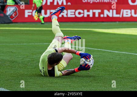 Utrecht, Niederlande. September 2024. UTRECHT, NIEDERLANDE - 1. SEPTEMBER: Torhüter Vasilis Barkas vom FC Utrecht sichert sich beim niederländischen Eredivisie-Spiel zwischen dem FC Utrecht und dem FC Twente im Stadion Galgenwaard am 1. September 2024 in Utrecht, Niederlande. (Foto: Ben Gal/Orange Pictures) Credit: dpa/Alamy Live News Stockfoto