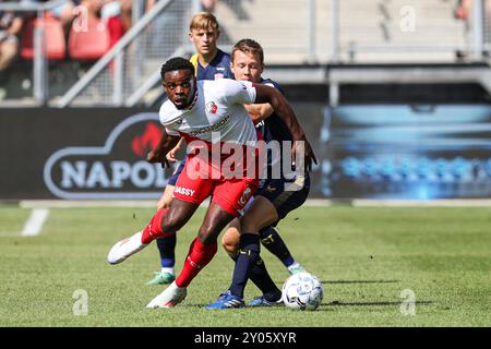 Utrecht, Niederlande. September 2024. UTRECHT, NIEDERLANDE - 1. SEPTEMBER: Noah Ohio vom FC Utrecht, Mathias Kjolo vom FC Twente kämpfen um den Ball während des niederländischen Eredivisie-Spiels zwischen dem FC Utrecht und dem FC Twente im Stadion Galgenwaard am 1. September 2024 in Utrecht, Niederlande. (Foto: Ben Gal/Orange Pictures) Credit: dpa/Alamy Live News Stockfoto
