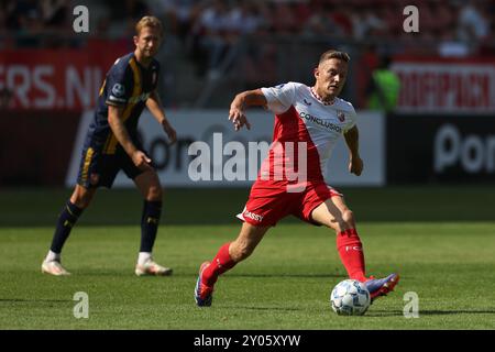 Utrecht, Niederlande. September 2024. UTRECHT, NIEDERLANDE - 1. SEPTEMBER: Jens Toornstra vom FC Utrecht spielt mit dem Ball während eines niederländischen Eredivisie-Spiels zwischen dem FC Utrecht und dem FC Twente im Stadion Galgenwaard am 1. September 2024 in Utrecht, Niederlande. (Foto: Ben Gal/Orange Pictures) Credit: Orange Pics BV/Alamy Live News Stockfoto