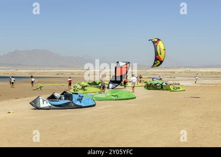 Kitesurfer Kitesurfer Kitesurfer Kite Surfer Trainingskurs am Strand Sandstrand, im Vordergrund entworfene Kitesegel Kitesegel auf Sand liegen Stockfoto