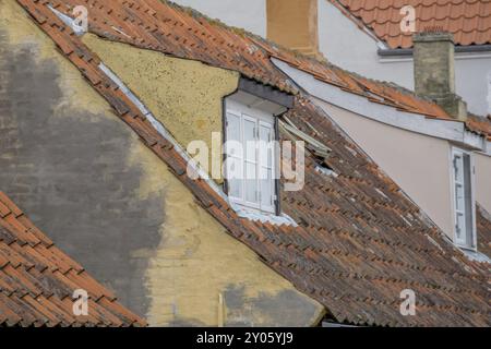 Nahaufnahme eines alten Hauses mit renoviertem Dach und Fenstern an der gelben Fassade, svaneke, bornholm, ostsee, dänemark, skandinavien Stockfoto