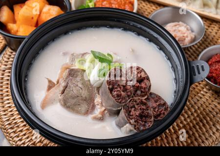 Koreanische Küche, Rindfleisch, Eisbecher-Suppe, Seolleongtang, Naju, Gomtang, Rindfleisch, Eisbecher, Schweinefleisch, Beilagen, Kimchi Stockfoto