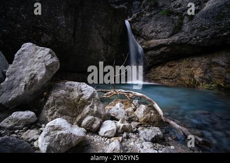 Der unglaubliche Wasserfall in der wilden Natur und die Schönheit des reinen und kalten Flusses Mlinarica, der in den berühmten Fluss Soča im Triglav-Nationalpark mündet. Stockfoto