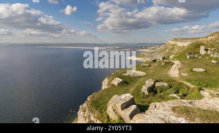 South West Coast Path auf der Isle of Portland, in Richtung Fortuneswell und Chesil Beach mit Weymouth im Hintergrund, Jurassic Coast, Dorset, Stockfoto