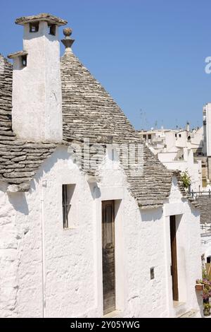 Trulli Häuser in Alberobello, Apulien, Italien. Alberobello wurde im 15. Jahrhundert auf einem Land gegründet, das ursprünglich ein Eichenwald in der Provinz war Stockfoto