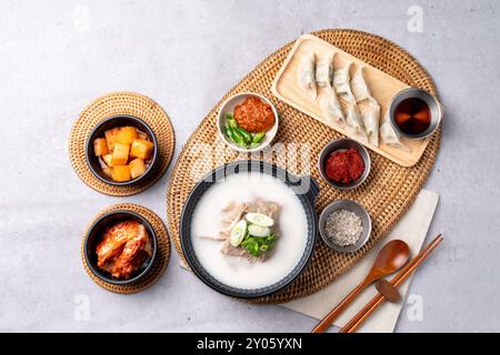 Koreanische Küche, Rindfleisch, Eisbecher-Suppe, Seolleongtang, Naju, Gomtang, Rindfleisch, Eisbecher, Schweinefleisch, Beilagen, Kimchi Stockfoto