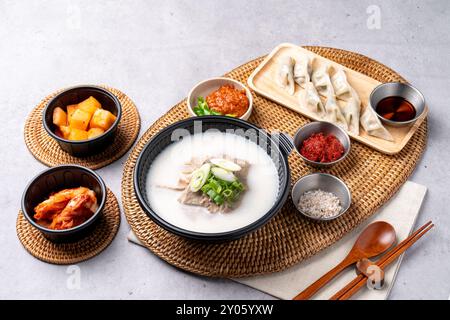 Koreanische Küche, Rindfleisch, Eisbecher-Suppe, Seolleongtang, Naju, Gomtang, Rindfleisch, Eisbecher, Schweinefleisch, Beilagen, Kimchi Stockfoto