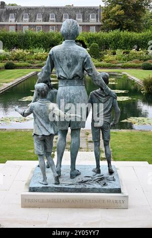 Statue von Diana, Prinzessin von Wales von Ian Rank-Broadley, Sunken Garden, Kensington Palace, London, Großbritannien Stockfoto