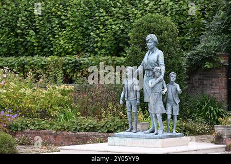 Statue von Diana, Prinzessin von Wales von Ian Rank-Broadley, Sunken Garden, Kensington Palace, London, Großbritannien Stockfoto