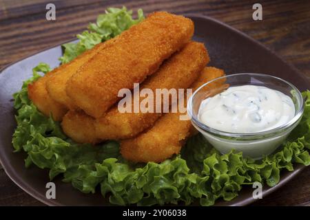 Teller mit Fischstäbchen Remoulade Soße serviert auf Salat Salatblätter Stockfoto