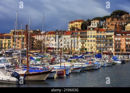 Die Stadt Cannes in Frankreich, Blick vom Hafen Le Vieux nach Le Suquet, der Altstadt an der französischen Riviera Stockfoto