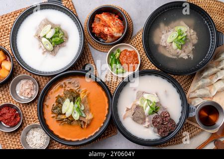 Koreanische Küche, Rindfleisch, Eisbecher-Suppe, Seolleongtang, Naju, Gomtang, Rindfleisch, Eisbecher, Schweinefleisch, Beilagen, Kimchi Stockfoto