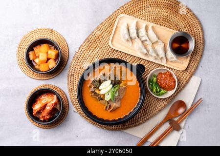 Koreanische Küche, Rindfleisch, Eisbecher-Suppe, Seolleongtang, Naju, Gomtang, Rindfleisch, Eisbecher, Schweinefleisch, Beilagen, Kimchi Stockfoto