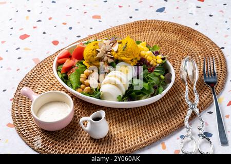 Salat, Sandwich, Schinken, Käse, süßer Kürbis, Mandel, Tomaten, Sprossen, Gemüse, Eier, Salat, Soße Stockfoto