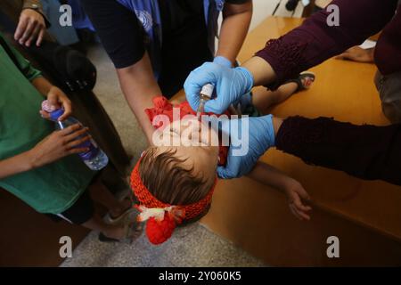 Kinder werden im Rahmen der Polio-Impfkampagne geimpft, an der mehr als 640.000 Kinder unter 10 Jahren im Flüchtlingslager Nuseirat im Gazastreifen am 1. September 2024 im Rahmen der Polio-Impfkampagne geimpft werden, die mehr als 640.000 Kinder unter 10 Jahren umfasst. Die Impfaktion wird vom Ministerium für Gesundheit Palästinas in Zusammenarbeit mit der Weltgesundheitsorganisation WHO, dem Kinderfonds der Vereinten Nationen UNICEF und dem Hilfswerk der Vereinten Nationen für Palästinaflüchtlinge UNRWA in allen Regionen des Gazastreifens durchgeführt. Foto von Omar Ashtawy Stockfoto