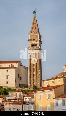 Glockenturm der Pfarrkirche St. Georg in der Altstadt von Piran, Slowenien. Stockfoto