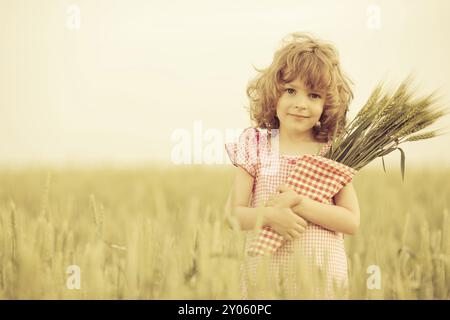 Glückliches Kind im Herbst Weizenfeld Stockfoto