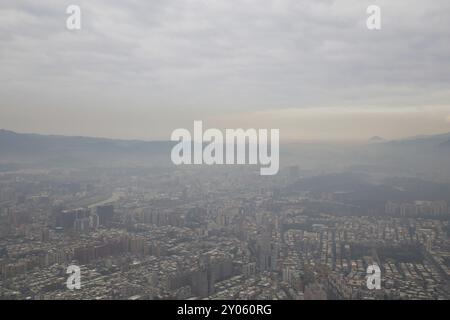 Smog über Taipeh, wie vom Taipeh 101 Turm in Taiwan aus gesehen Stockfoto