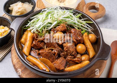 Koreanisches Essen, scharf, reif Kimchi, Rippchen, gedünstet, Sahne, Beilagen, Kimchi, Maiskäse, Stockfoto