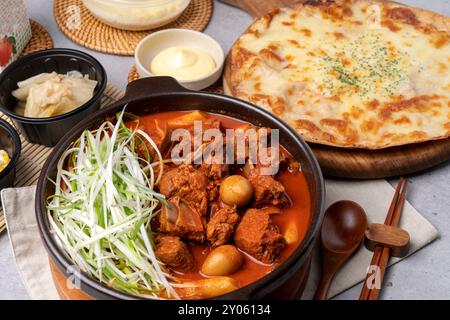 Koreanisches Essen, scharf, reif Kimchi, Rippchen, gedünstet, Sahne, Beilagen, Kimchi, Maiskäse, Stockfoto