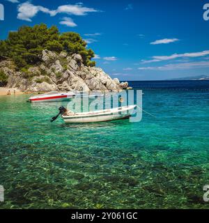 Einer der malerischsten Strände an der Makarska Riviera mit verankerten Motorbooten, Brela, Dalmatien, Kroatien, Europa Stockfoto