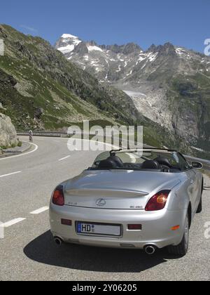 Lexus SC 430 Cabriolet am Grimselpass vor dem Rhonegletscher, Schweiz, Europa Stockfoto