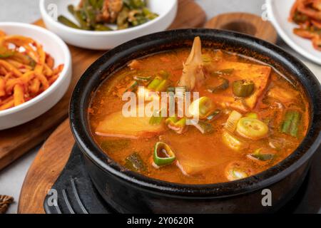 Gebratene Kutte, Schweinekutte, Dakdoritang, Dakdoritang, Dakdoritang, gebratenes, scharfes Schweinefleisch, Doenjang-Eintopf, Kimchi-Eintopf, koreanische Gerichte, traditionelle Gerichte, Stockfoto