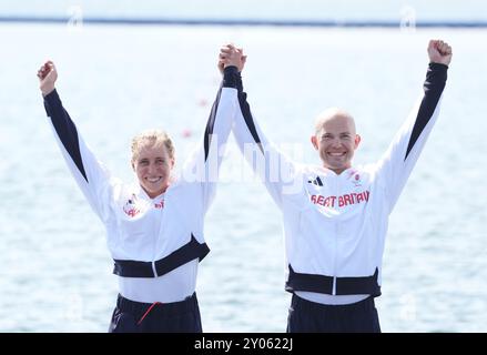 Die Briten Samuel Murray und Annabel Caddick auf dem Podium, nachdem sie beim PR3 Mixed Double Sculls Finale A im Vaires-sur-Marne Stadium am vierten Tag der Paralympischen Sommerspiele 2024 Silber gewonnen hatten. Bilddatum: Sonntag, 1. September 2024. Stockfoto