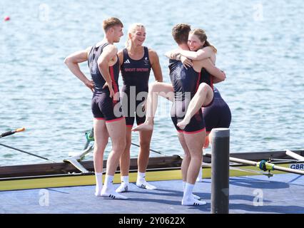 Die Briten Francesca Allen, Giedre Rakauskaite, Josh O'Brien, Ed Fuller und Erin Kennedy feiern den Goldgewinn im PR3 Mixed Coxed Four Finale im Vaires-sur-Marne Stadium am vierten Tag der Paralympischen Sommerspiele 2024 in Paris. Bilddatum: Sonntag, 1. September 2024. Stockfoto