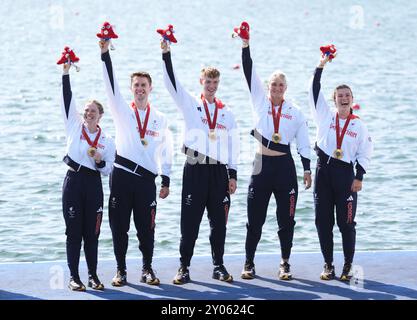 Die Briten Francesca Allen, Giedre Rakauskaite, Josh O'Brien, Ed Fuller und Erin Kennedy feiern mit den Goldmedaillen nach dem PR3 Mixed Coxed Four Finale im Vaires-sur-Marne Stadium am vierten Tag der Paralympischen Sommerspiele 2024 in Paris. Bilddatum: Sonntag, 1. September 2024. Stockfoto