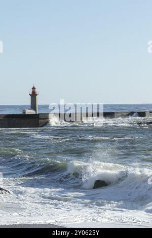 Leuchtturm Farolim de Felgueiras im Atlantik und Surfen am Strand Praia do Carneiro in Foz do Douro, Region Norte, Bezirk Porto, Portugal, EU Stockfoto