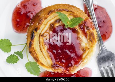 Mini-Käsekuchen (mit Soße) als hoch detaillierte Nahaufnahme auf einem Vintage Holztisch (Tiefenschärfe) Stockfoto