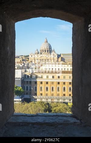 Vatikanstadt, Vatikan, 4. Februar 2018: Blick auf den Petersdom, eingerahmt von einem Fenster in der engelsburg. Vertikal Stockfoto