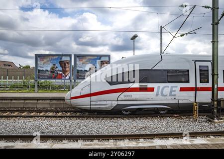 Wir beginnen mit der Generalsanierung. Die Bahn will massiv in Gleise und Infrastruktur investieren. Bahnwerbeposter mit ICE tr Stockfoto