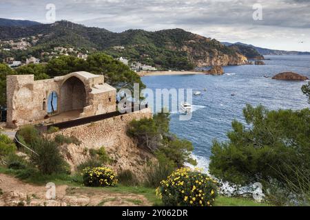 Costa Brava Küste in Tossa de Mar, Katalonien, Spanien, Ruinen der gotischen Kirche St. Vincent, Europa Stockfoto