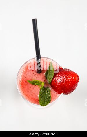 Strawberry Smoothie in Glas auf weißem Hintergrund mit kopieren. Sommer Cocktail trinken. Gesunde Ernährung Diät und Frühstück Konzept. Ansicht von oben Stockfoto