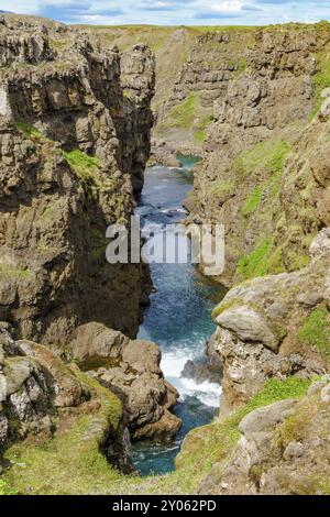 Blick auf Fluss am Kolugljufur Canyon in Nord-Island Stockfoto