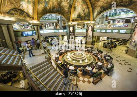 Galerias Pacifico, Obra del ingeniero Emilio Agrelo y el arquitecto parmesano Roland Le Vacher, Frescos en la cupula de la galerias. El-Tafel in der Mitte Stockfoto