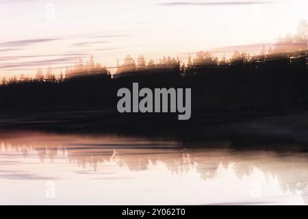 Abendstimmung an einem Waldsee, Wischeffekt, abstrakt, Norrbotten, Lappland, Schweden, August 2013, Europa Stockfoto