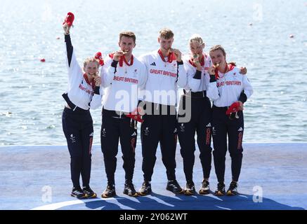 Die Briten Francesca Allen, Giedre Rakauskaite, Josh O'Brien, Ed Fuller und Erin Kennedy feiern mit den Goldmedaillen nach dem PR3 Mixed Coxed Four Finale im Vaires-sur-Marne Stadium am vierten Tag der Paralympischen Sommerspiele 2024 in Paris. Bilddatum: Sonntag, 1. September 2024. Stockfoto