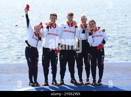 Die Briten Francesca Allen, Giedre Rakauskaite, Josh O'Brien, Ed Fuller und Erin Kennedy feiern mit den Goldmedaillen nach dem PR3 Mixed Coxed Four Finale im Vaires-sur-Marne Stadium am vierten Tag der Paralympischen Sommerspiele 2024 in Paris. Bilddatum: Sonntag, 1. September 2024. Stockfoto