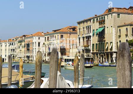 Venedig, Italien, 21. August 2012: Alte Häuser am Canal Grande in Venedig. Einige Touristen auf der Fähre für eine Besichtigungstour, Europa Stockfoto