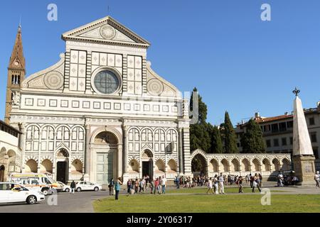 Florenz, Italien, 2. Oktober 2011: Kirche Santa Maria Novella und Obelisk vor der Hauptfassade, Florenz, Italien. Viel Tu Stockfoto